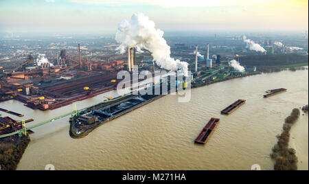 Diluvio Reno presso la cokeria Schwelgern, ThyssenKrupp Steel, proiettori sul Reno tra Duisburg, Dinslaken e Voerde nello stato federale della Renania del Nord Foto Stock