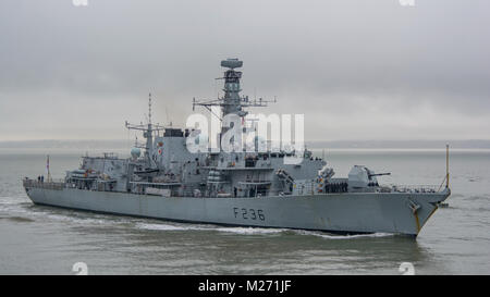 La Royal Navy warship HMS Montrose (F236) Un tipo 23 fregata, arrivando a Portsmouth, nel Regno Unito il 3 febbraio 2018. Foto Stock