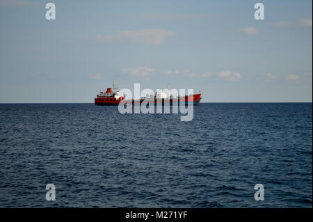 Tanker davanti al porto di Limassol Foto Stock