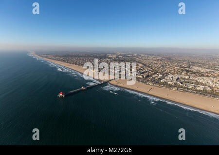 Vista aerea di Huntington Beach Pier in Orange County in California costa dell'Oceano Pacifico. Foto Stock