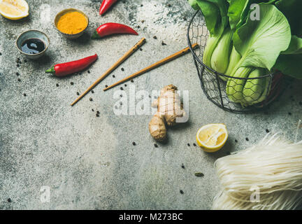 Verdure, spezie, tagliatelle, salse per la cucina vietnamita, tailandese, cucina cinese Foto Stock