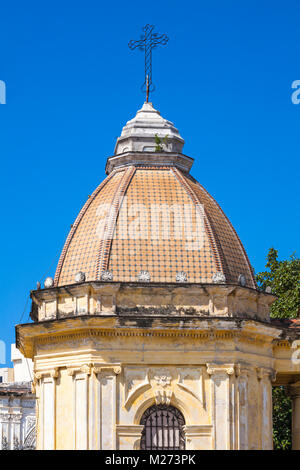 Croce sulla parte superiore al cimitero di Colon, Havana, Cuba, West Indies, dei Caraibi e America centrale Foto Stock