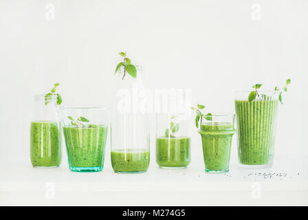 Fresca del mattino Verde matcha smoothie o succo in bicchieri con la menta Foto Stock