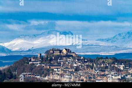 Vista in inverno del Castello di Stirling seduto sopra la città con montagne coperte di neve (Stuc un Chroin e Ben Vorlich ) nella distanza, Stirlingshire, Foto Stock