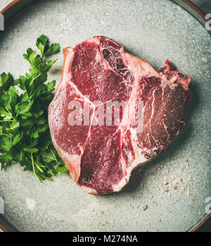 Flat-lay di materie non cotte a secco di età compresa tra t-bone ottima bistecca di manzo Foto Stock