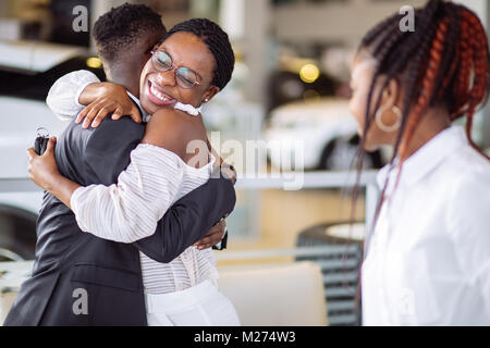 Accoppiare la raccolta di nuove auto dal venditore sulla partita Foto Stock