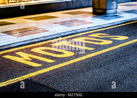 Giallo "motociclo" segno dipinto su asfalto Foto Stock