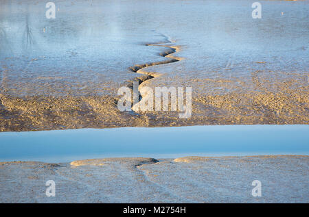 Si snoda nel canale di fango la bassa marea fiume Deben, Kirton Creek, Suffolk, Inghilterra, Regno Unito Foto Stock