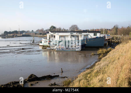 Case galleggianti sul fiume Deben, Melton, vicino a Woodbridge, Suffolk, Inghilterra, Regno Unito Foto Stock