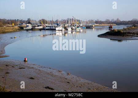 Case galleggianti sul fiume Deben, Melton, vicino a Woodbridge, Suffolk, Inghilterra, Regno Unito Foto Stock