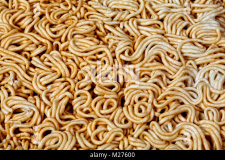 Asian tagliatelle istante istante Nudeln, nicht zubereitet Foto Stock