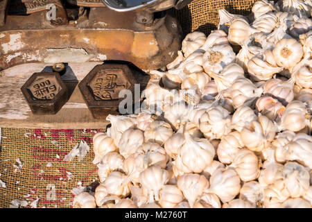 Aglio in vendita su una bancarella di strada in un mercato di Delhi, India Foto Stock