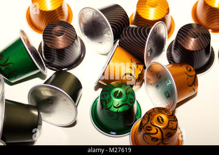 Vari nuovi "limited edition' colorato caffè Nespresso pods/ capsule su sfondo bianco Foto Stock