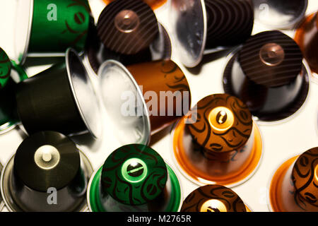 Vari nuovi "limited edition' colorato caffè Nespresso pods/ capsule su sfondo bianco Foto Stock