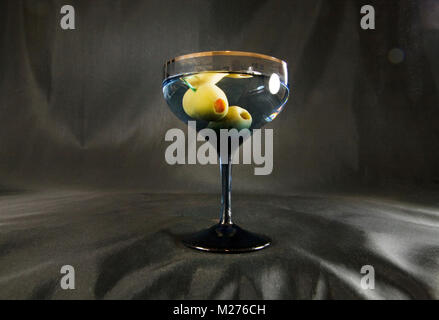 Un secco vodka martini con due olive su uno sfondo scuro Foto Stock