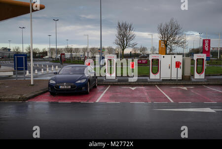Tesla auto elettrica punto di carica a Eurotunnel parcheggio auto,Calais Francia. Gennaio 2018 Foto Stock