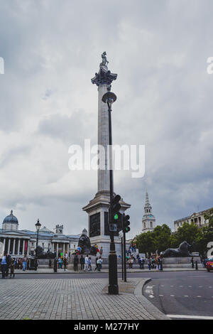 LONDON, Regno Unito - Agosto 12th, 2014: vista di Trafalgar Square e Nelson's colonna nel centro di Londra, uno dei più iconica area della cit Foto Stock