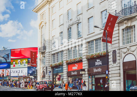 LONDON, Regno Unito - Agosto 17th, 2014: la vista e l'architettura di Piccadilly Circus a Londra centro città Foto Stock