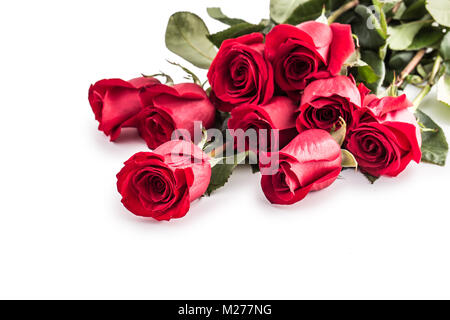 Rose rosse. Bouquet di rose rosse isolato su bianco. Foto Stock