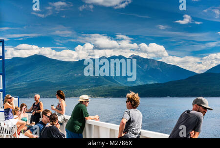 I passeggeri su MV Osprey 2000 traghetto, Purcell montagne in distanza, attraversando il lago Kootenay, Kootenay Regione, British Columbia, Canada Foto Stock