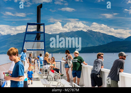 I passeggeri su MV Osprey 2000 traghetto, Purcell montagne in distanza, attraversando il lago Kootenay, Kootenay Regione, British Columbia, Canada Foto Stock