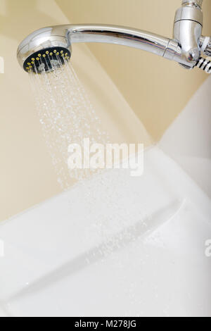 Acqua caduta da una doccia nella stanza da bagno Foto Stock