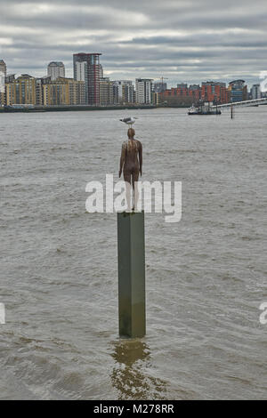 Antony Gormley statua fiume Tamigi limehouse Foto Stock