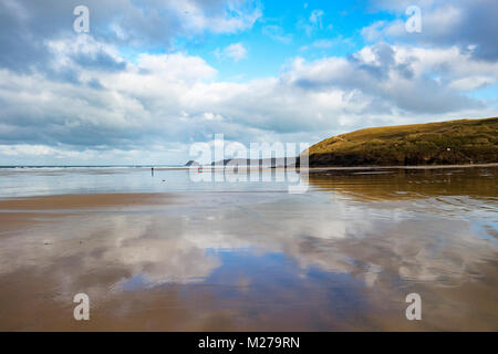 Inverno bassa marea a Perranporth Beach, Cornwall, Inghilterra, Regno Unito. Foto Stock