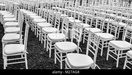 Molte sedie in fila per una cerimonia di nozze, un evento o una convenzione in esterni Foto Stock