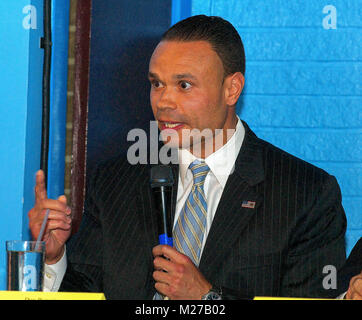 Frederick Maryland, USA, 15th, ottobre 2012 Dan Bongino risponde alle domande di lui durante il Frederick County Partito Repubblicano discussione. Bongino un ex servizio segreto agente speciale è in esecuzione come un candidato repubblicano per il senatore contro il senatore storici ben Cardin (Democratico) dal Maryland Foto Stock