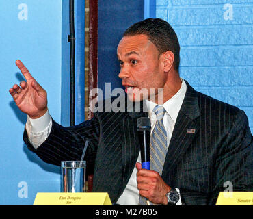 Frederick Maryland, Stati Uniti d'America, 15 ottobre, 2012 Dan Bongino risponde alle domande di lui durante il Frederick County Partito Repubblicano discussione. Bongino un ex servizio segreto agente speciale è in esecuzione come un candidato repubblicano per il senatore contro il senatore storici ben Cardin (Democratico) dal Maryland Foto Stock