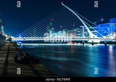 Samuel Beckett Bridge di notte dall'architetto Santiago Calatrava, è un cavo-alloggiato bridge a Dublino che unisce Sir John Rogerson's Quay sulla s Foto Stock