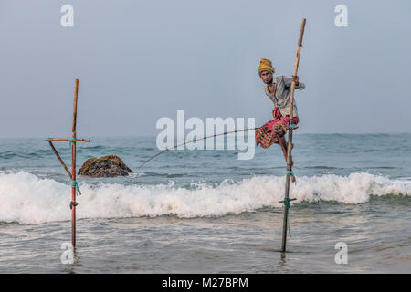 Stilt pescatori, Ahangama, Mirissa, Sri Lanka, Asia Foto Stock