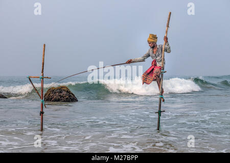 Stilt pescatori, Ahangama, Mirissa, Sri Lanka, Asia Foto Stock