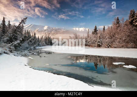 La luce del mattino e inizio inverno Neve adornano la forcella del nord del fiume Eagle in Chugach State Park vicino a Anchorage in Alaska centromeridionale. Foto Stock