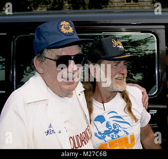 Washington, DC. Stati Uniti d'America, 31 Agosto, 1991 Il Labor Day weekend rallystico, sponsorizzato dalla AFL-CIO, era sia politico e festosa. AFL-CIO Presidente Lane Kirkland ottiene insieme con la Country Music Artist Willie Nelson durante l'AFL-CIO Rally in downtown DC. Foto Stock