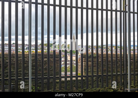 Vista di Londonderry attraverso la recinzione in ferro sulla parete di Derry Foto Stock