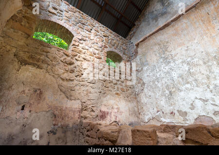 Interno di una colonia penale presso Ile Royale, una delle isole di Iles du Salut (isole di salvezza) in Guiana francese. Queste isole erano parte di un pe Foto Stock