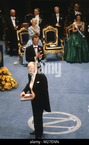 JOSEPH BRODSKY Autore USA Nobel laeureats 1987 riceve l'NobelPrize svedese di Re Carlo XVI Gustavo di Stoccolma Concert hall Foto Stock