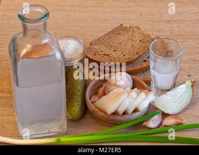 Pane e pancetta moonshine con cipolla rigogliosa la tabella per il russo Foto Stock