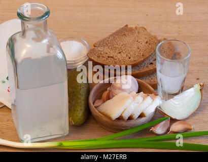 Pane e pancetta moonshine con cipolla rigogliosa la tabella per il russo Foto Stock