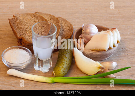 Pane e pancetta moonshine con cipolla rigogliosa la tabella per il russo Foto Stock