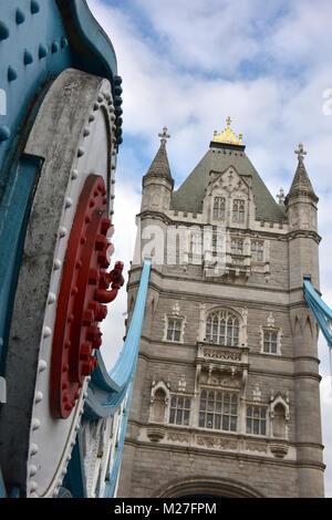 Una diversa o punto di vista inusuale del Tower Bridge di Londra centrale. Iconico o punto di riferimento architettonico edificio storico sul fiume Tamigi. Città Foto Stock
