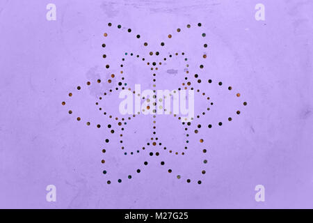 Vecchio squallido metallo verniciato superficie . Forata petalo di fiore pattern. Fori in un metallo. Colore dell'anno 2018. Foto Stock