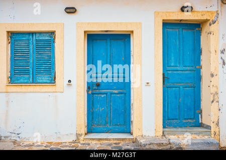 Persiane blu e le porte su una parete bianca, close up Foto Stock