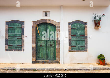 Verde di persiane e porte su una parete bianca, close up Foto Stock