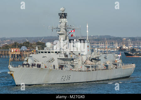 La British Royal Navy tipo 23 fregata HMS Montrose, uscire da Portsmouth, Regno Unito il 5 febbraio 2018. Foto Stock