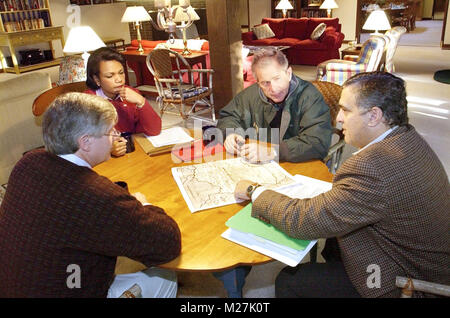 Thurmont, MD - Settembre 29, 2001 -- Il Presidente degli Stati Uniti George Bush riceve un briefing durante una riunione con il Central Intelligence Agency (CIA) Direttore George Tenent, destra, il consigliere per la Sicurezza Nazionale Condoleezza Rice e il capo del personale della Casa Bianca, Andy Card a Camp David,il rifugio presidenziale vicino Thurmont, Maryland, Sabato, 29 settembre 2001..Credit: Eric Draper - White House via CNP /MediaPunch Foto Stock