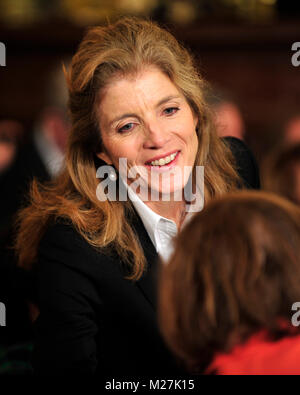 Washington, D.C. - 23 Marzo 2010 -- Caroline Kennedy parla di U.S. Il senatore Barbara Mikulski (Democratico del Maryland) prima della cerimonia in cui il Presidente degli Stati Uniti Barack Obama ha firmato la versione di health care bill che è stata approvata dal governo degli STATI UNITI Casa dei Rappresentanti nella Sala Est della Casa Bianca a Washington D.C. il Martedì, Marzo 23, 2010..Credit: Ron Sachs / CNP.(restrizione: NO New York o New Jersey o giornali quotidiani nel raggio di 75 miglia da New York City) /MediaPunch Foto Stock