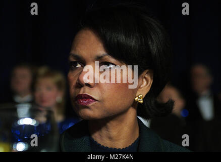 Stati Uniti Consigliere per la Sicurezza Nazionale Condoleezza Rice, ascolta come presidente degli Stati Uniti George Bush offre il suo discorso durante la preghiera nazionale prima colazione, 6 febbraio 2003 a Washington, DC. Credito: Manny Ceneta - Piscina via CNP /MediaPunch Foto Stock